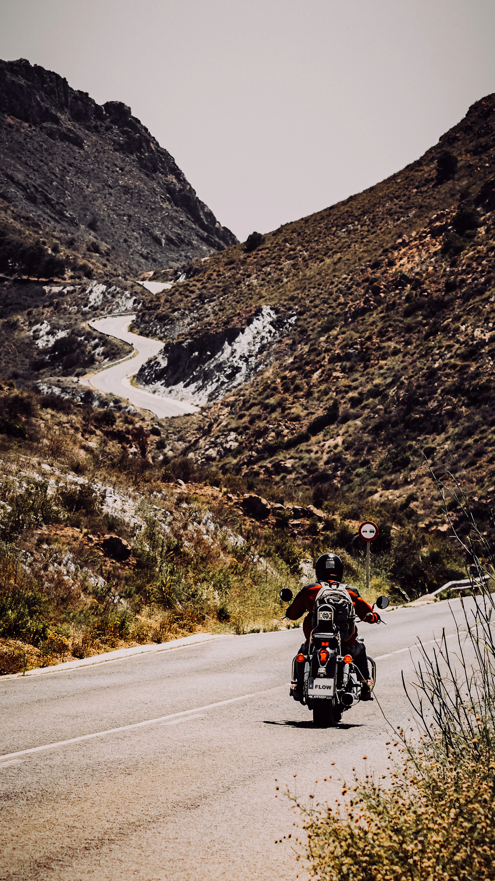 Motard en blouson rouge — anticipation de freinage et distance de sécurité