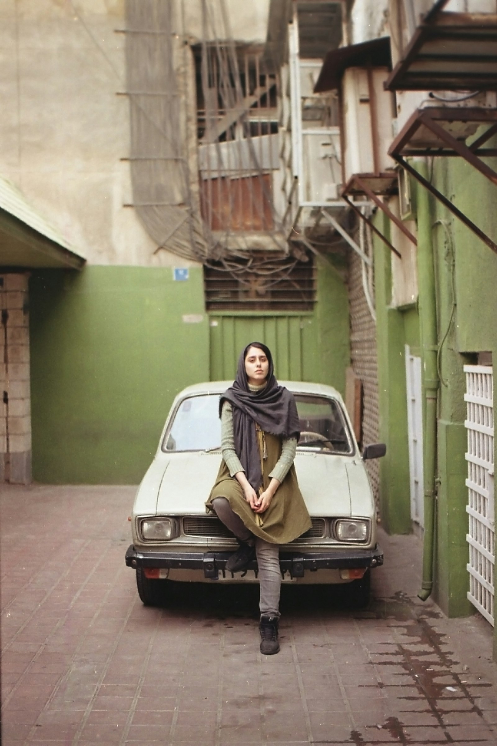 بانوی محجبه کنار خودروی سفید