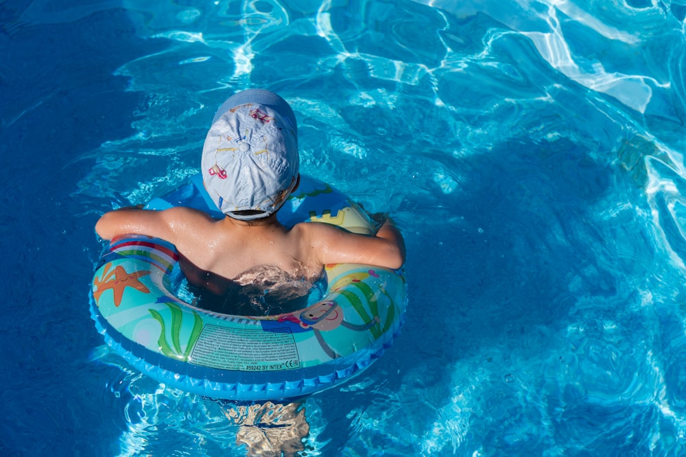プールで青い水泳帽をかぶった女性