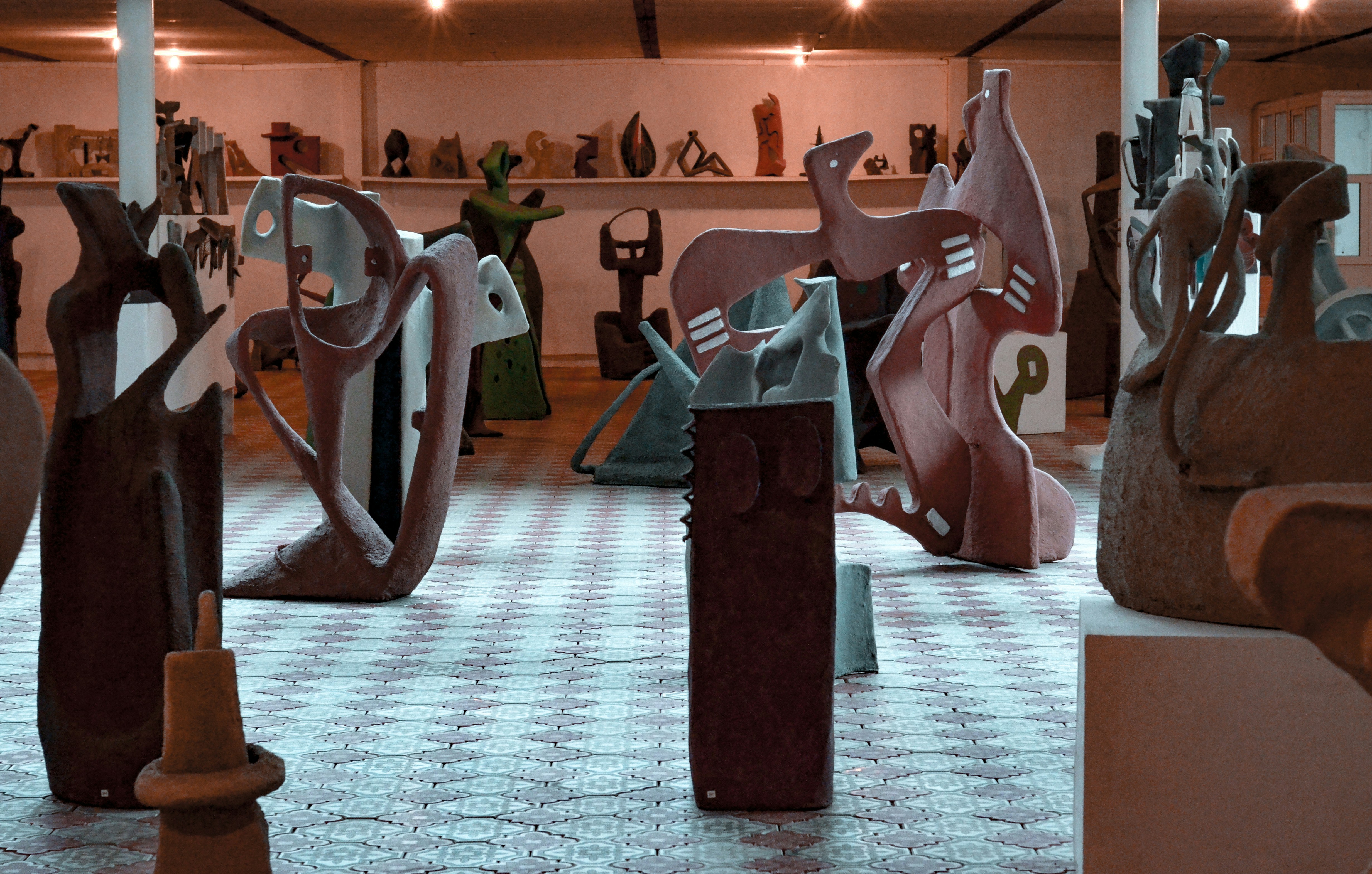 Figura de caballo de madera blanca y marrón