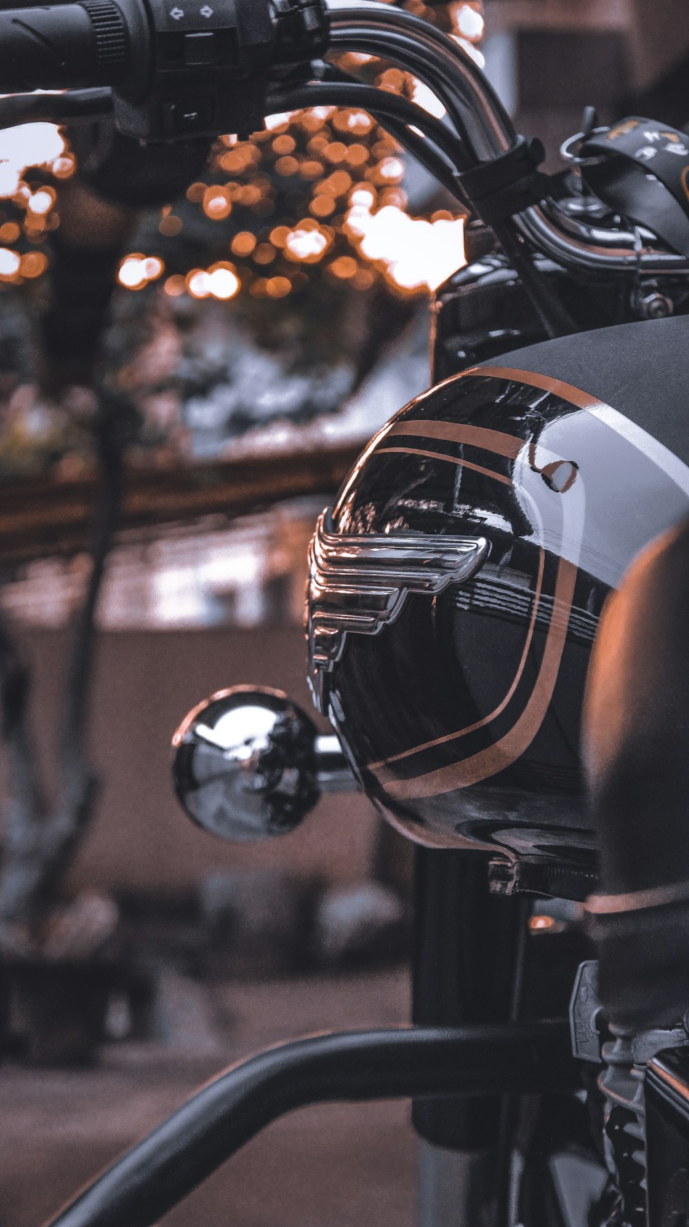 Casco de moto negro y plateado