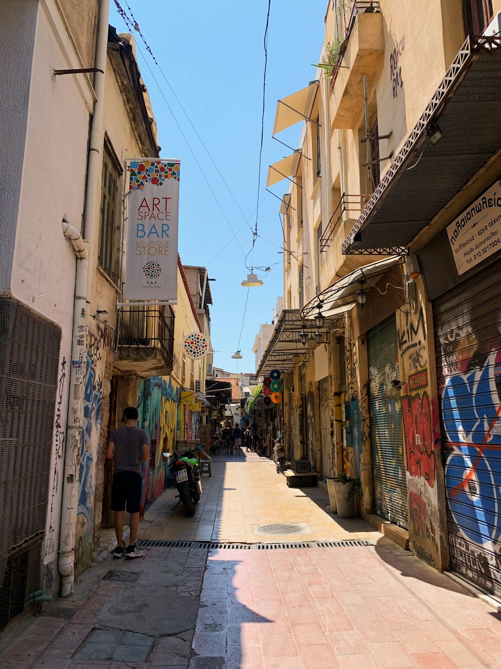 Personas que caminan por la calle durante el día