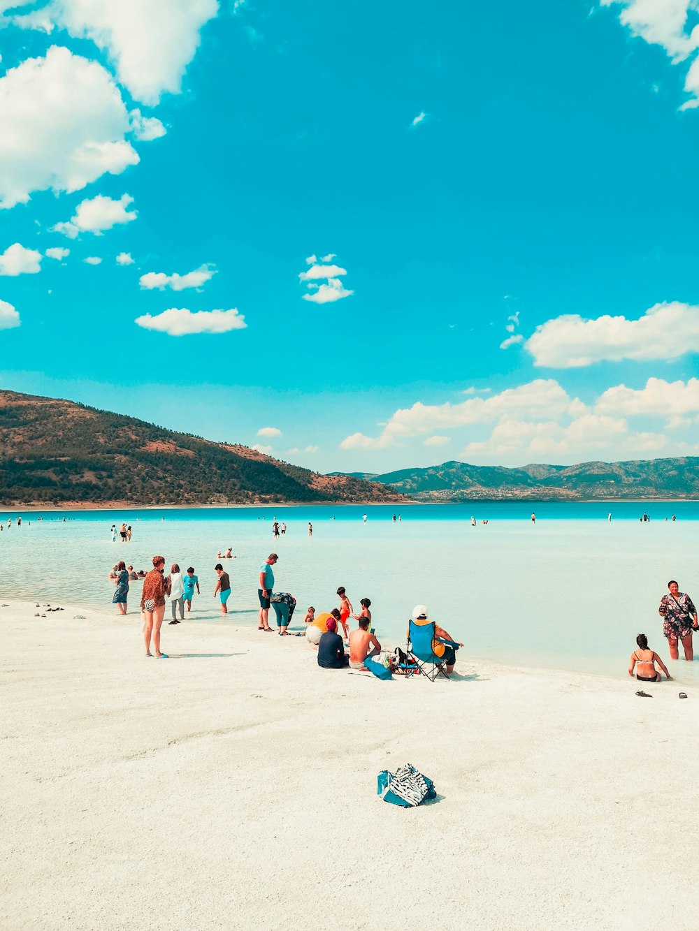 pessoas na praia durante o dia