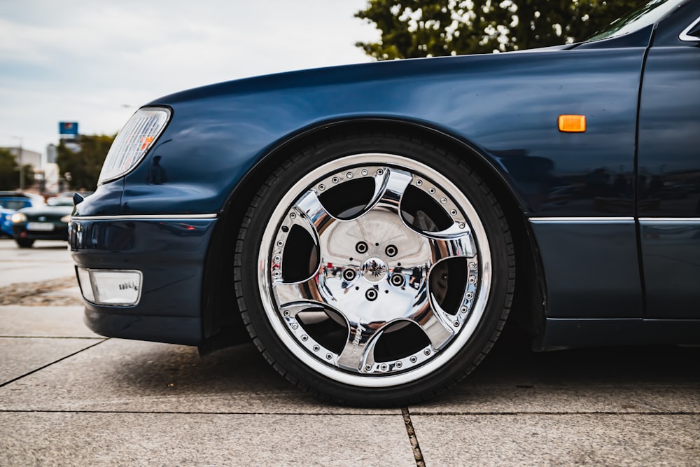 Voiture bleue avec roue chromée