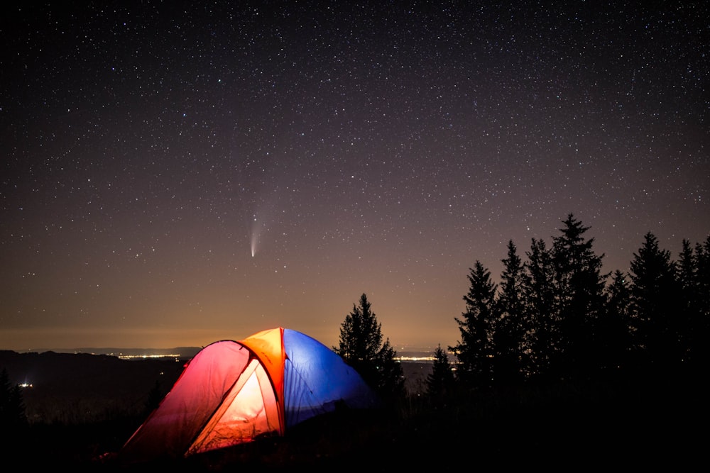 Blaues Zelt unter sternenklarer Nacht