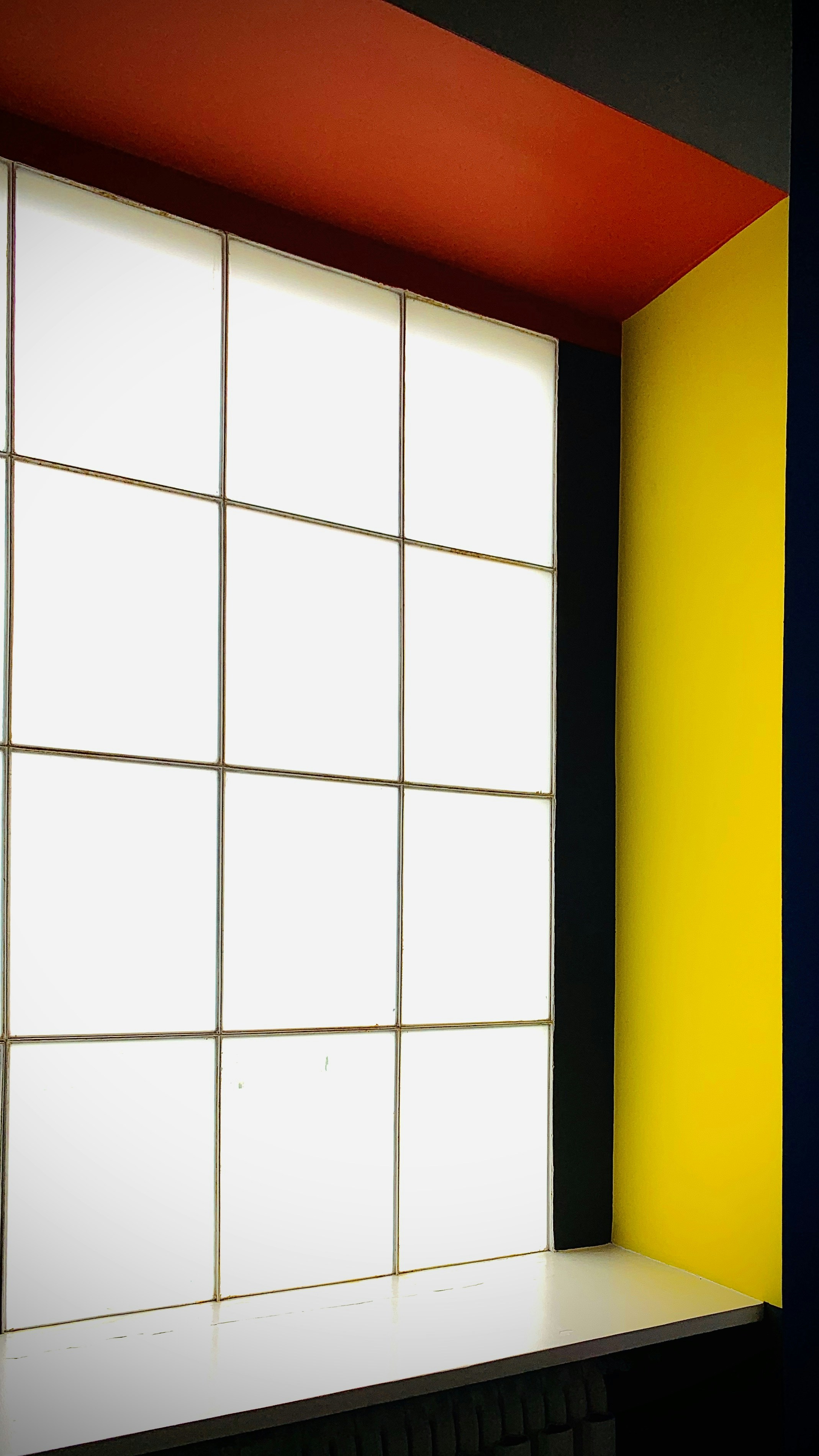 Minimalismo Maximalista y Hipercolor: Tendencias en Diseño para 2025