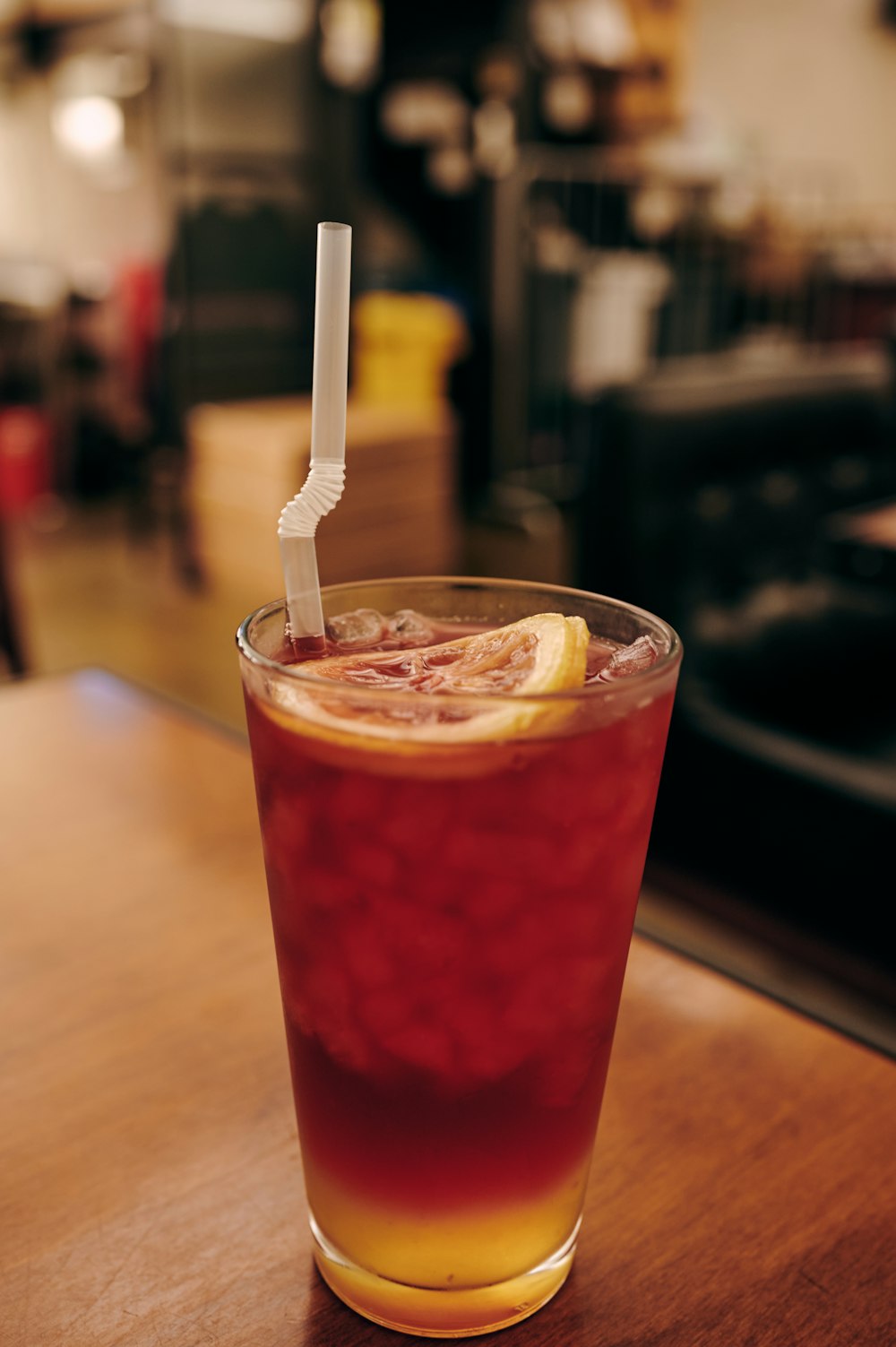 Vaso transparente con líquido rojo y hielo