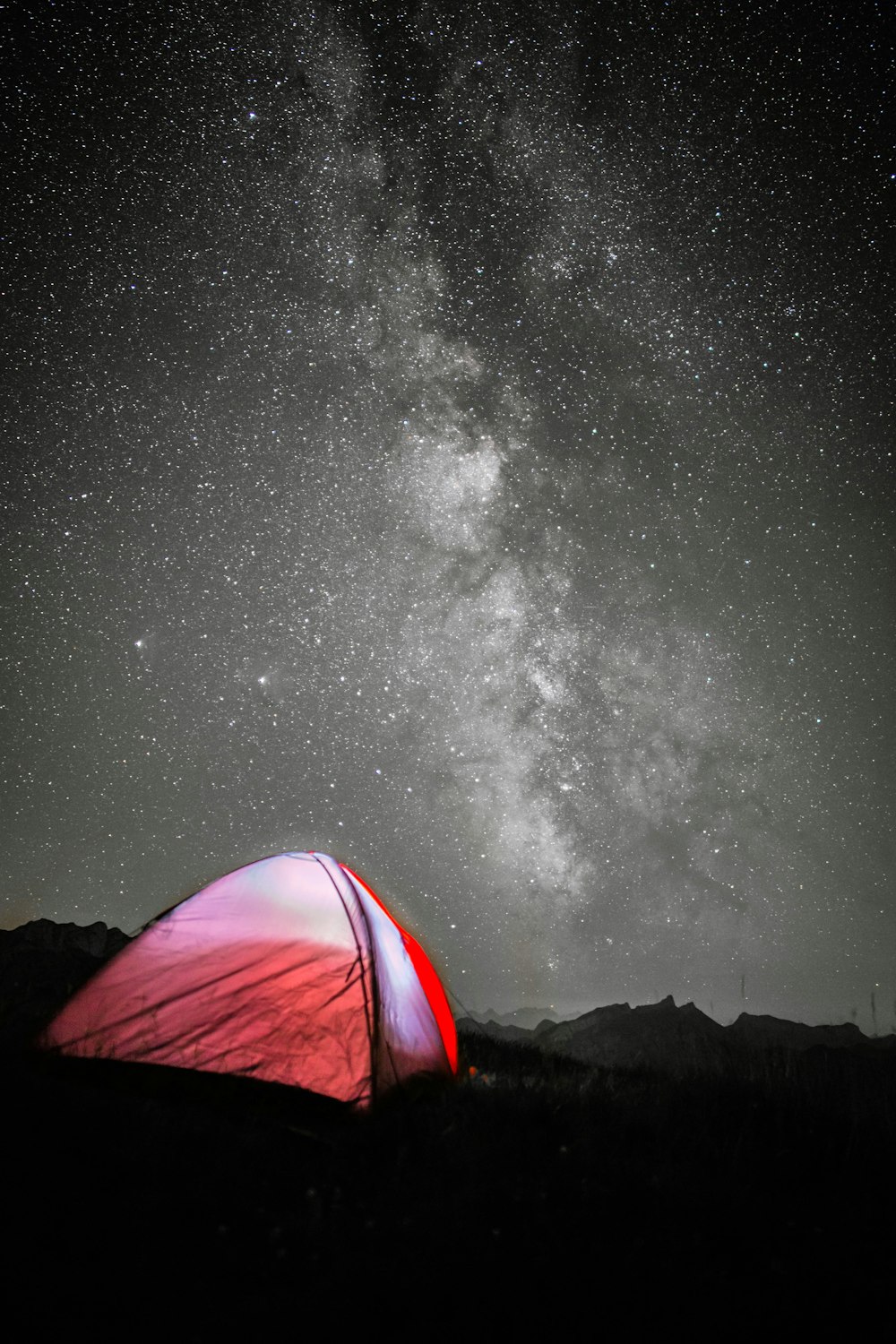 별이 빛나는 밤 아래 빨간 텐트
