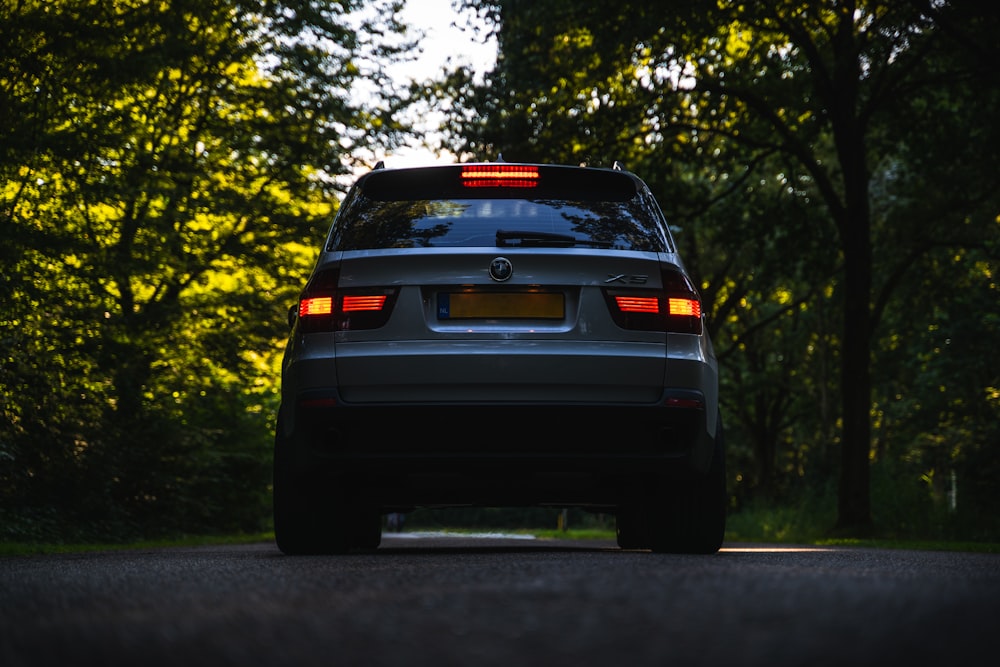 BMW M 3 negro en carretera