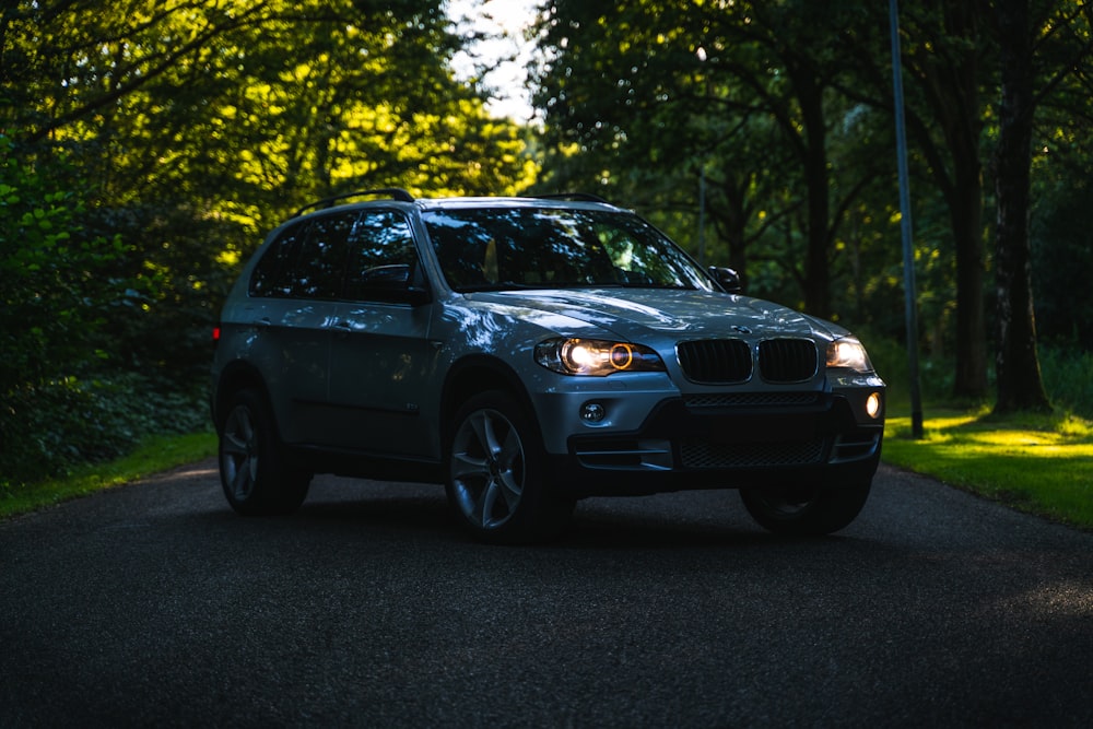 BMW x 6 negro en carretera durante el día