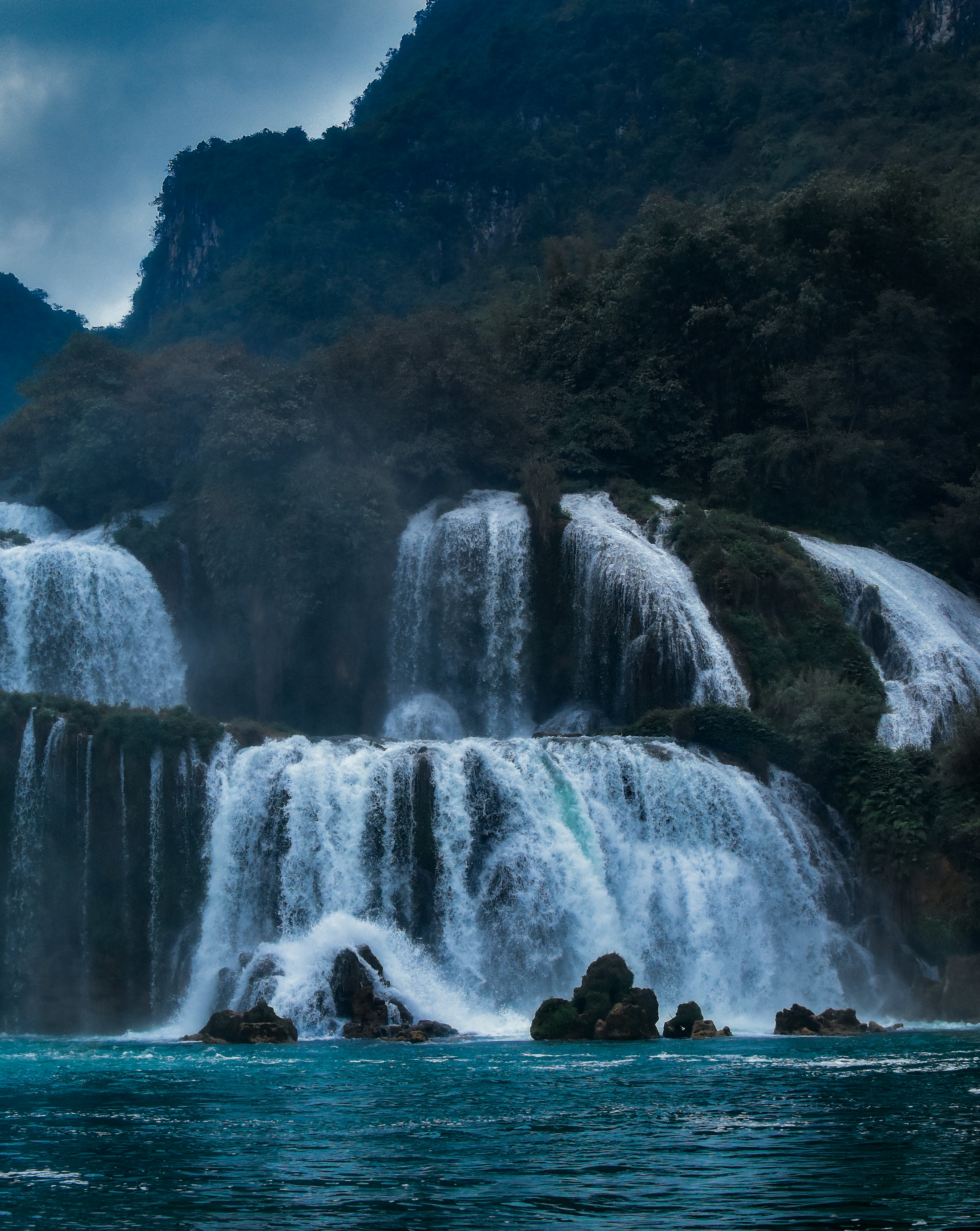 waterfalls on rocky mountain during daytime