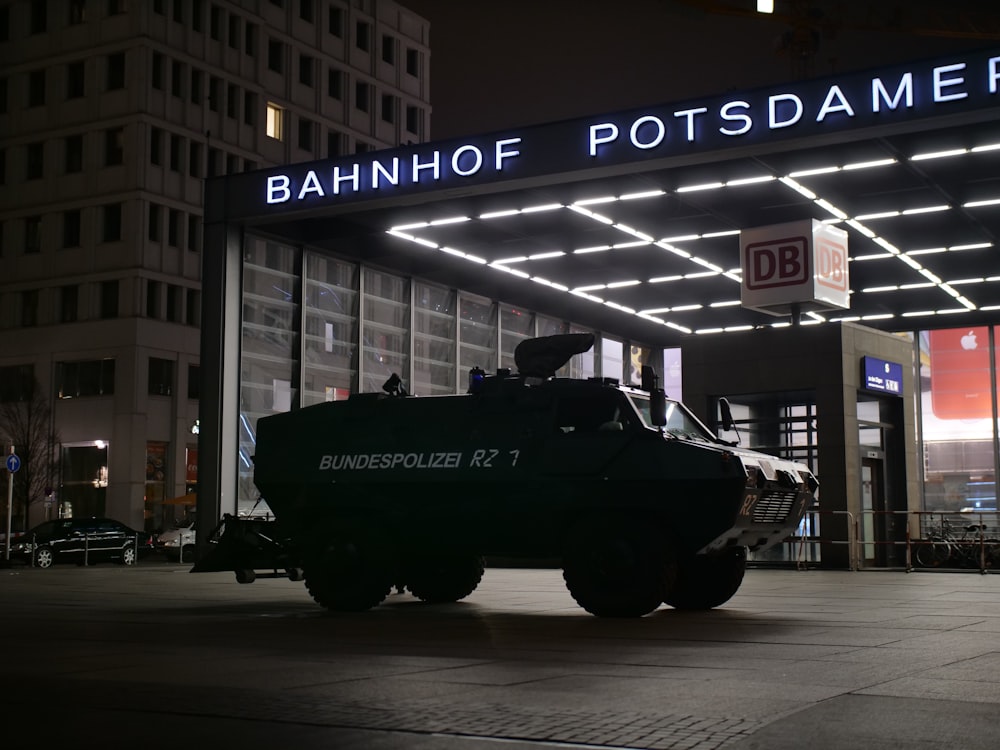 Un vehículo policial estacionado frente a un edificio
