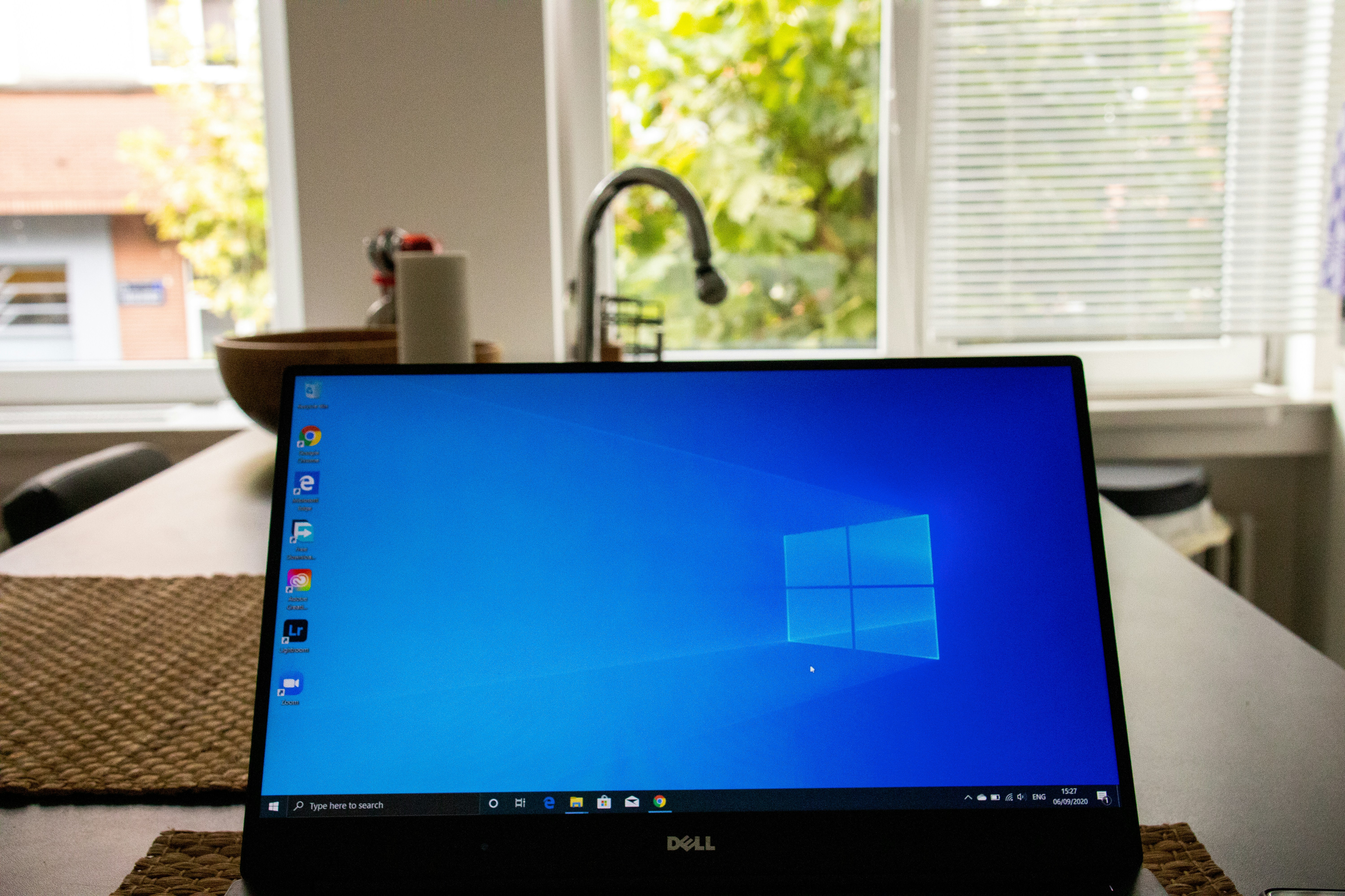 Windows 10 fresh install. Isn't the UI amazing?