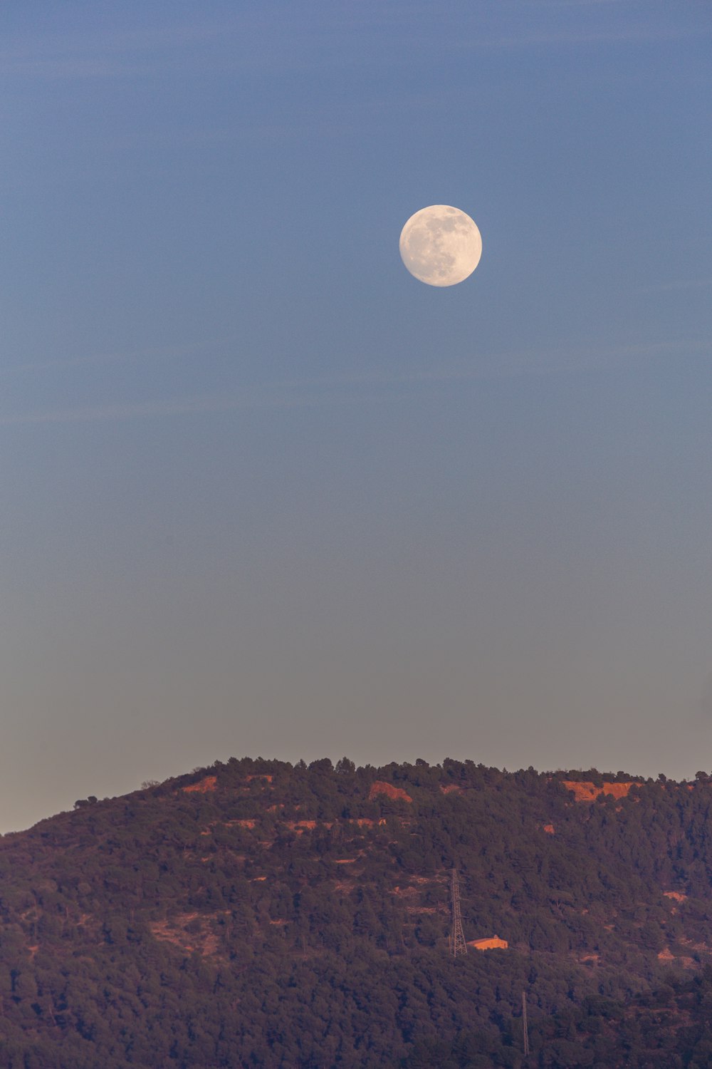 Luna piena sopra la montagna marrone