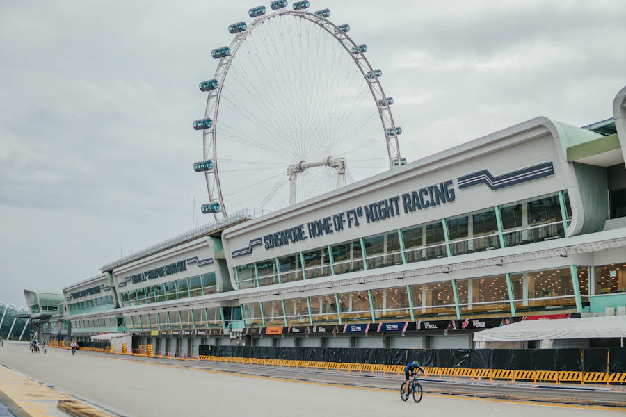 F1賽車在濱海灣賽道夜間過彎