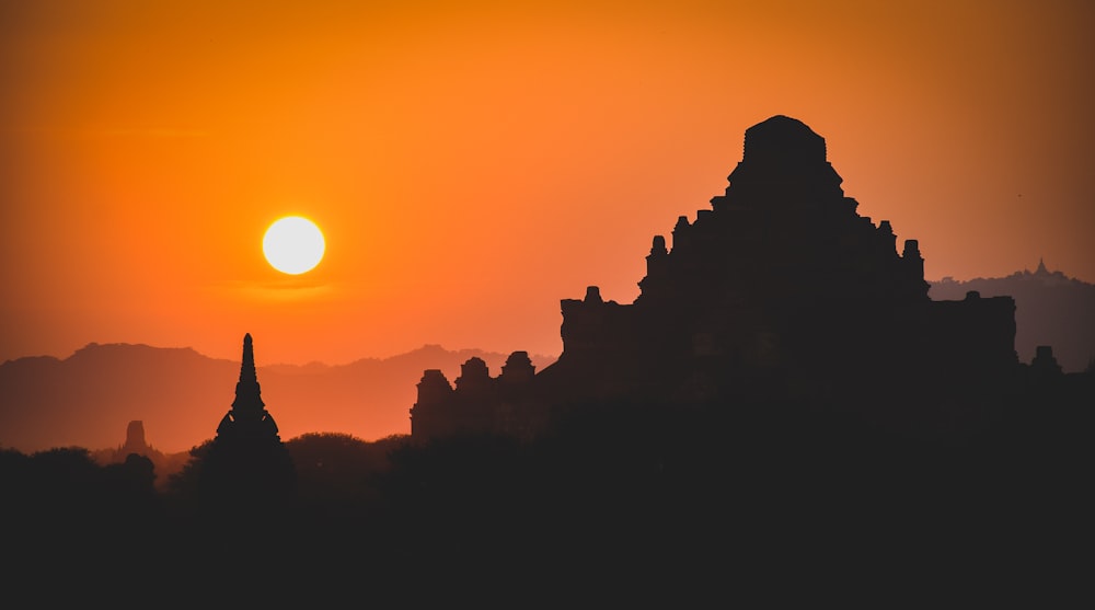 Silhouette des Berges bei Sonnenuntergang