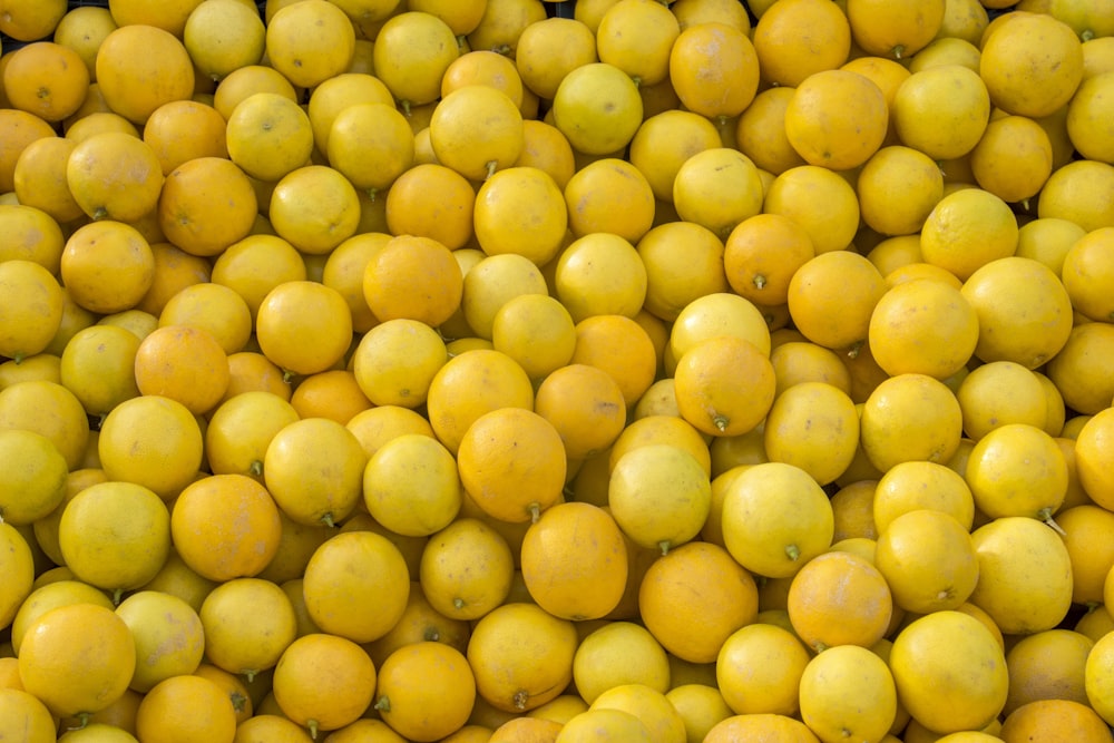 흰색 세라믹 접시에 노란색 둥근 과일