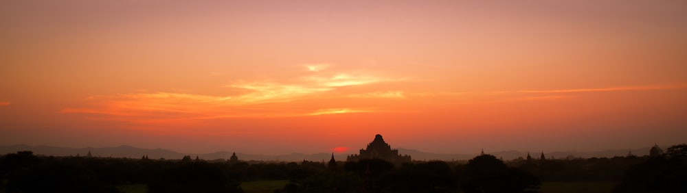 Silueta de árboles durante la puesta del sol