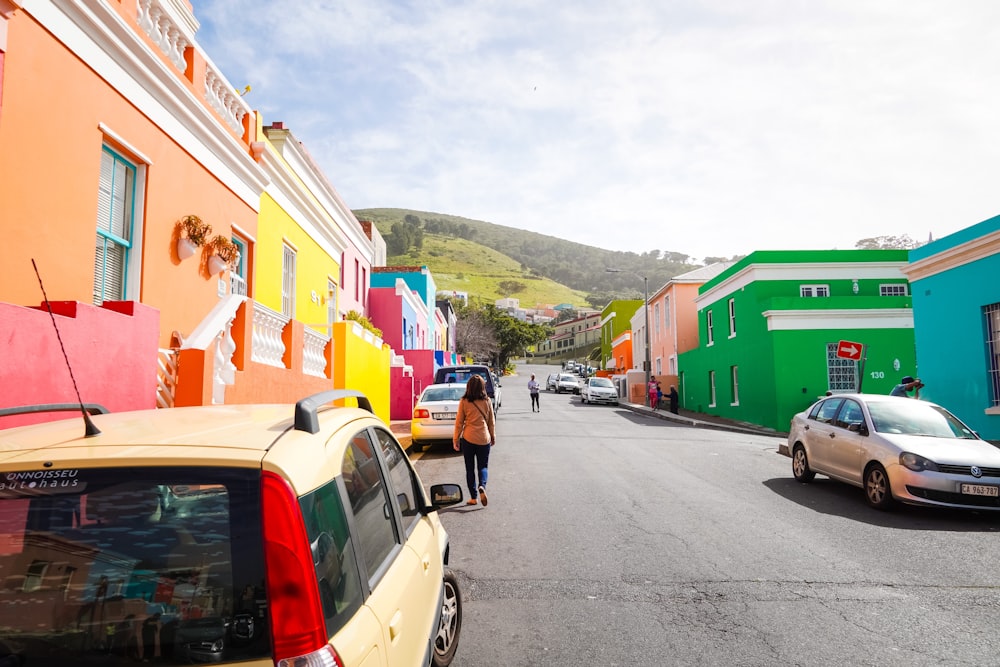 Coches aparcados junto a la carretera cerca de las casas durante el día