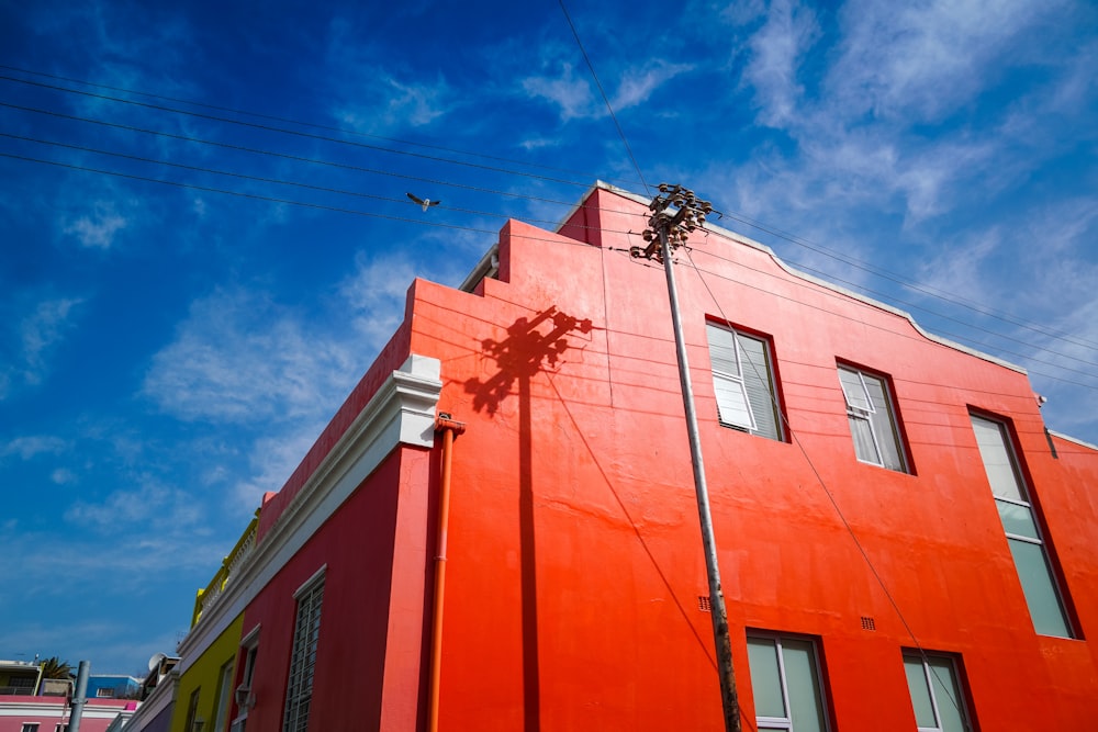 edificio in cemento marrone sotto il cielo blu durante il giorno