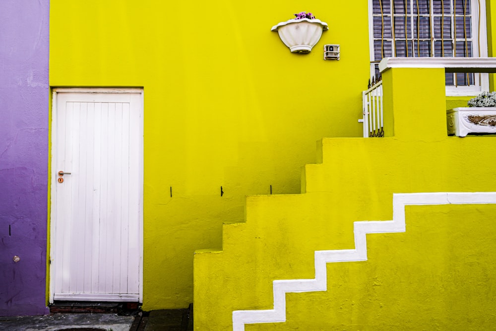 edificio in cemento giallo e bianco