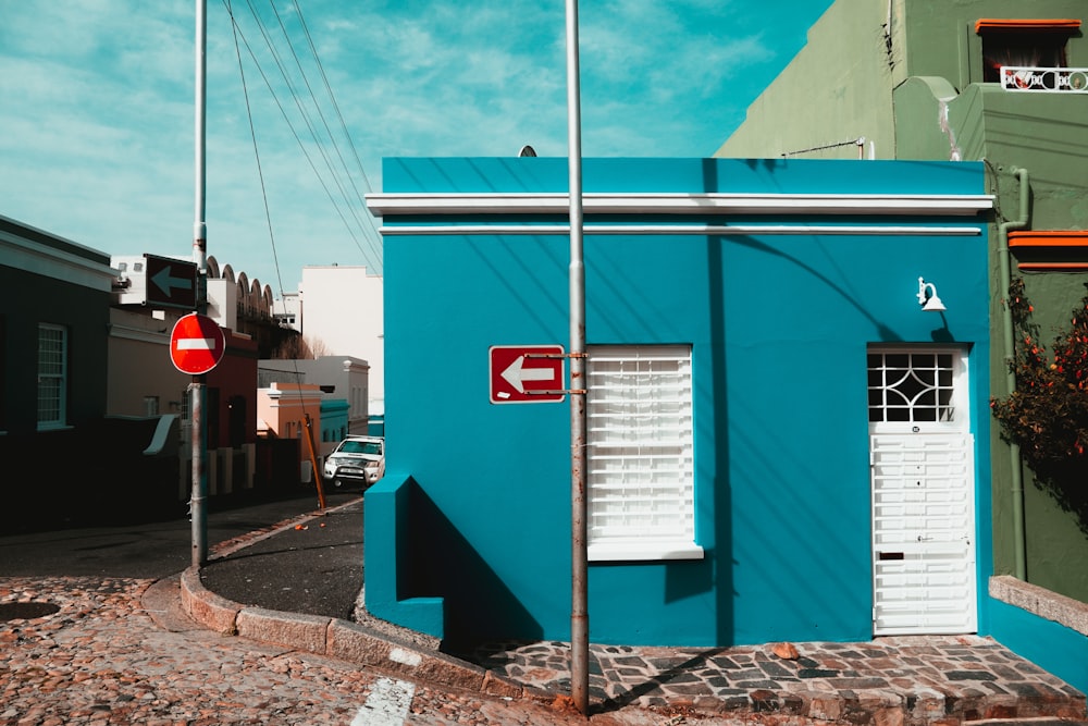 Edificio azul y blanco bajo el cielo azul durante el día