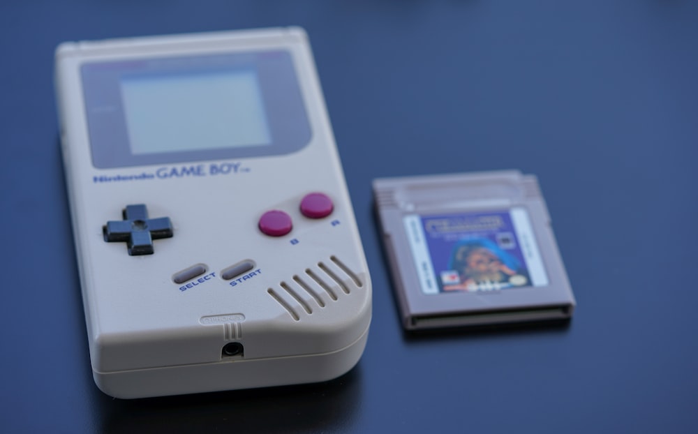 Weißer Nintendo Game Boy auf blauem Tisch