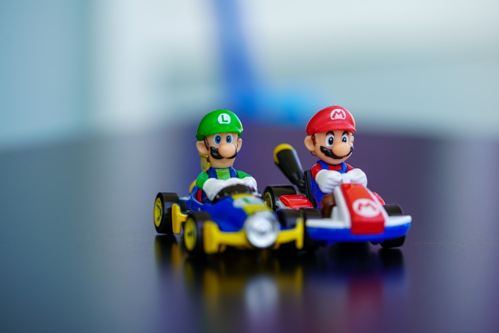 LEGO Mini Figur fährt blau-rotes Spielzeugauto