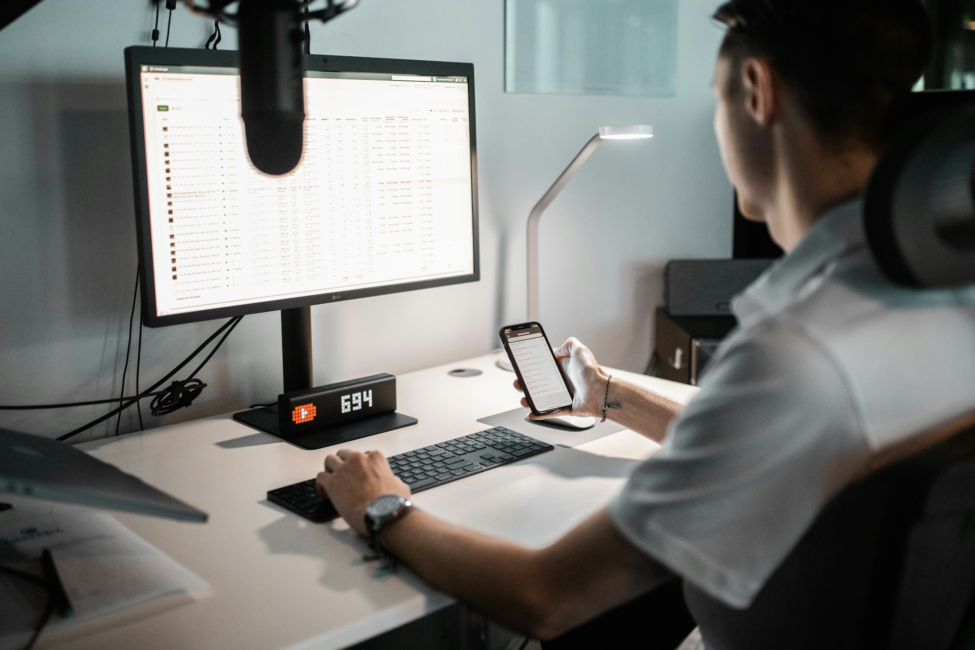 gray computer monitor