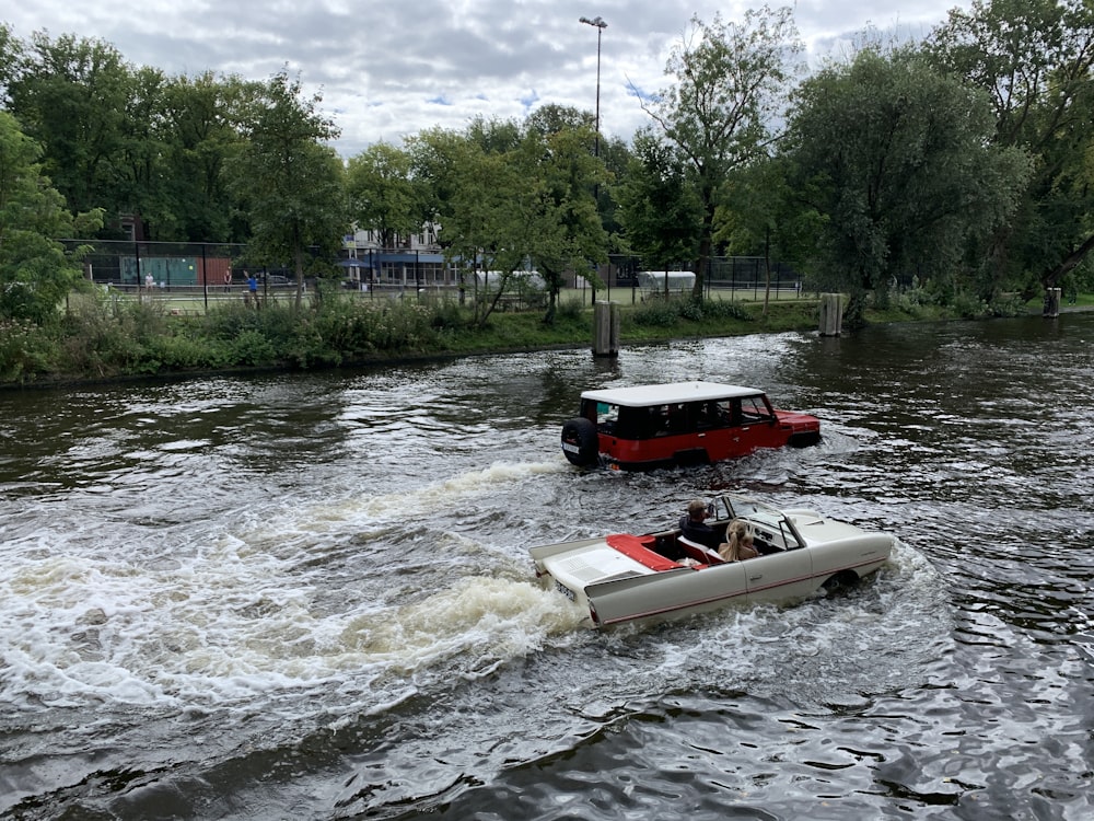 rot-weißes Boot tagsüber auf dem Fluss