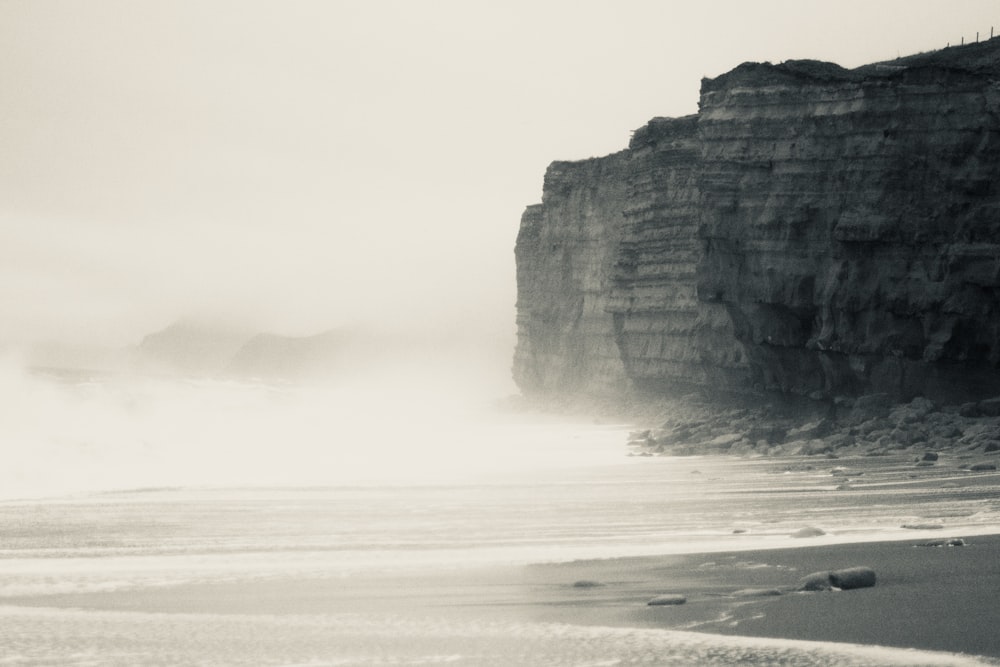 Formation rocheuse grise sur le bord de la mer pendant la journée