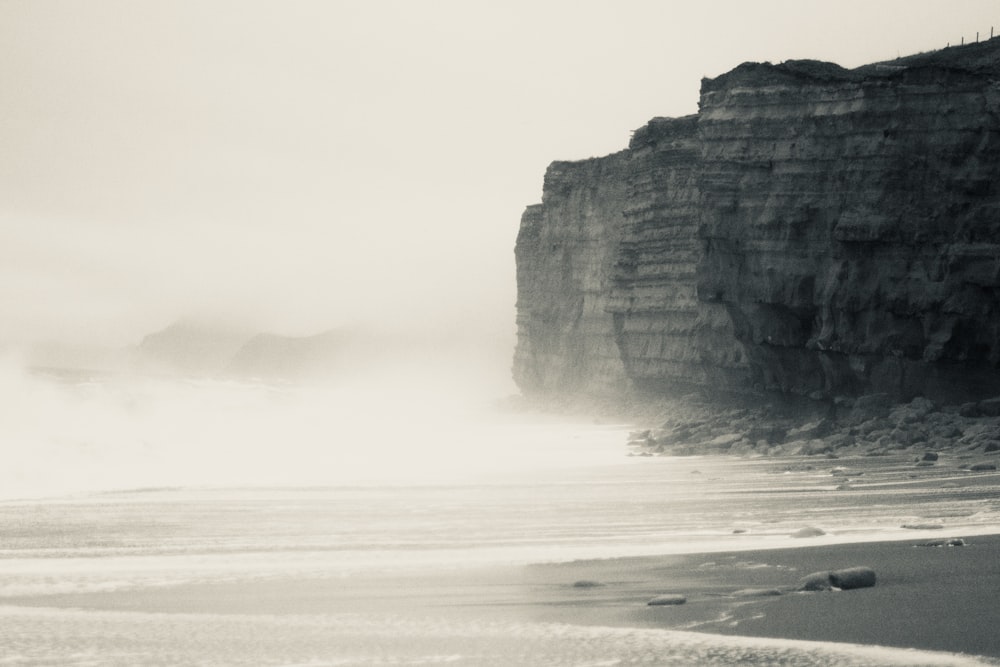 昼間の海岸の灰色の岩層