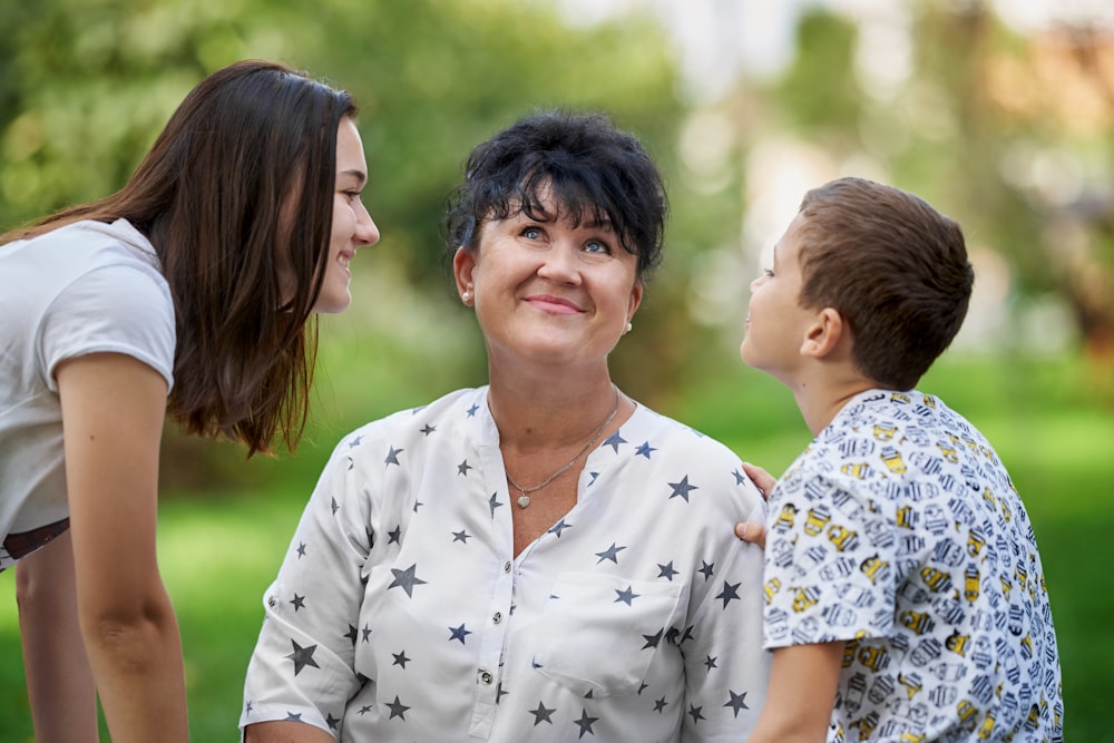 Mujer en camisa abotonada floral blanca y negra sonriendo