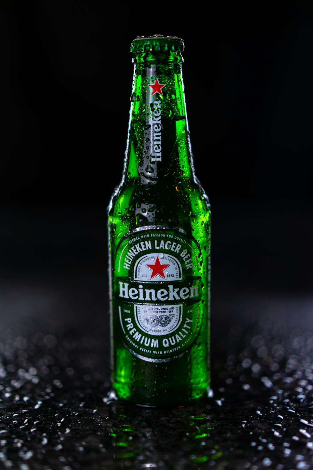 Botella Heineken sobre mesa de mármol blanco y negro