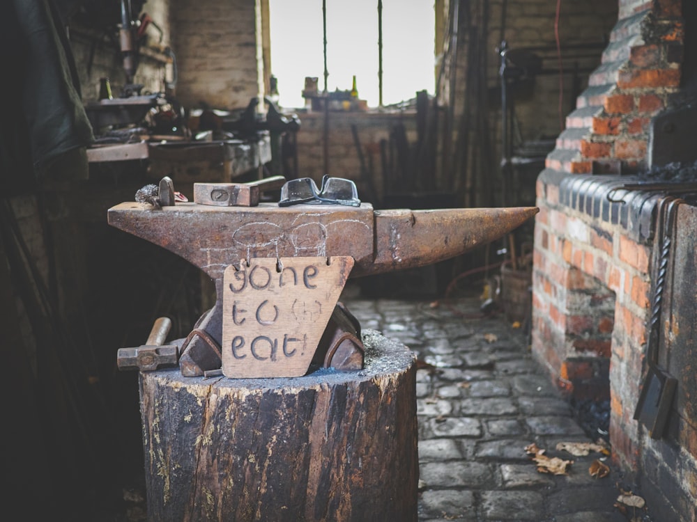 Braunes Metallwerkzeug auf braunem Holztisch