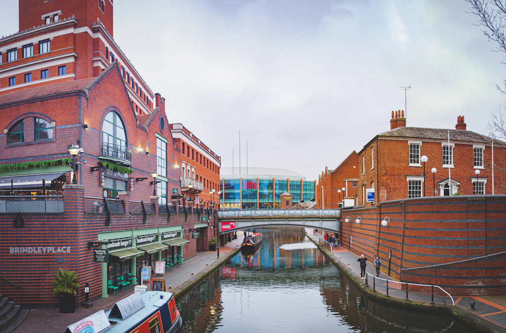 Kanał i ceglane budynki przy Brindley Place w Birmingham