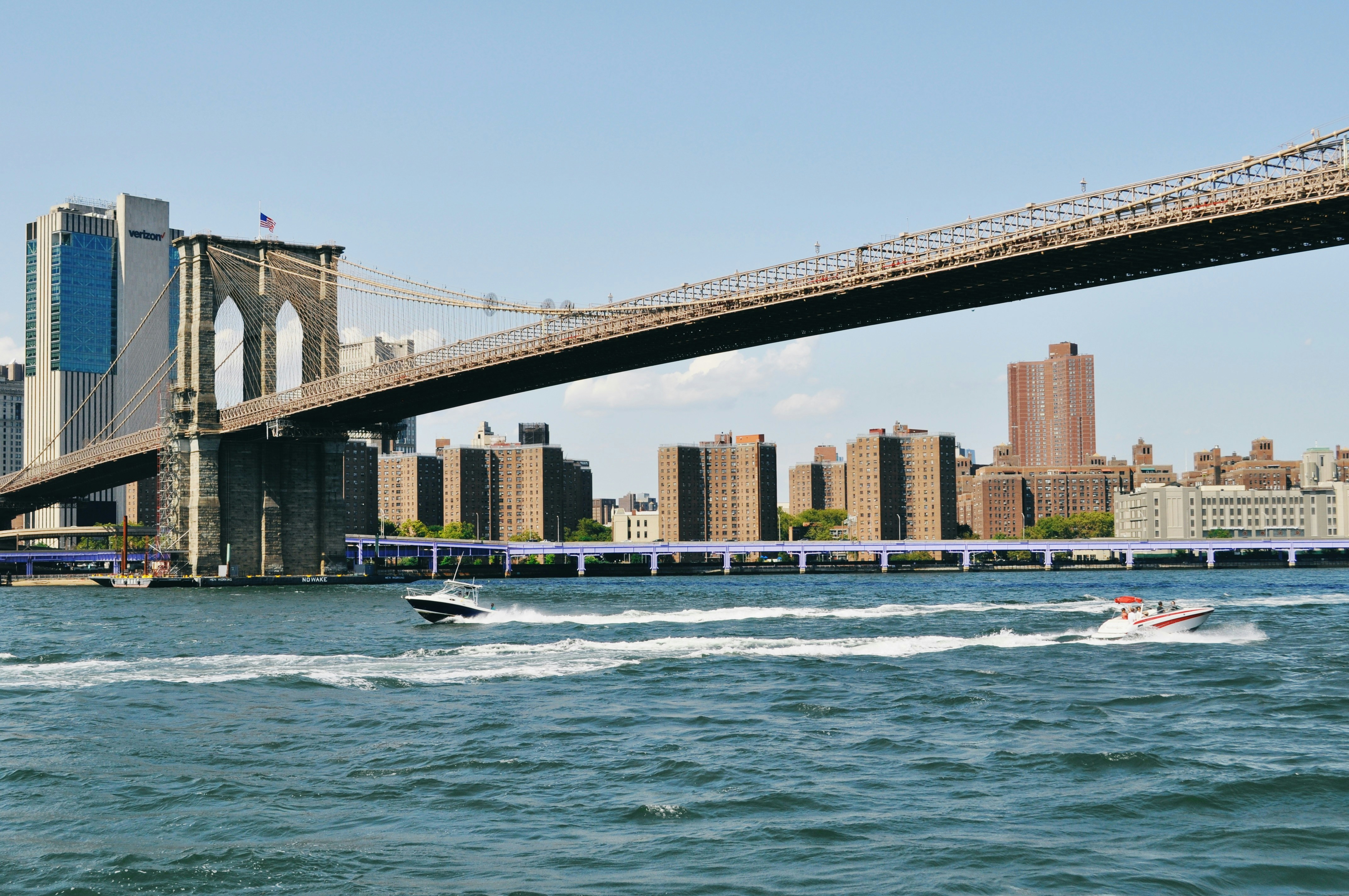 Barco blanco en el mar cerca del puente durante el día