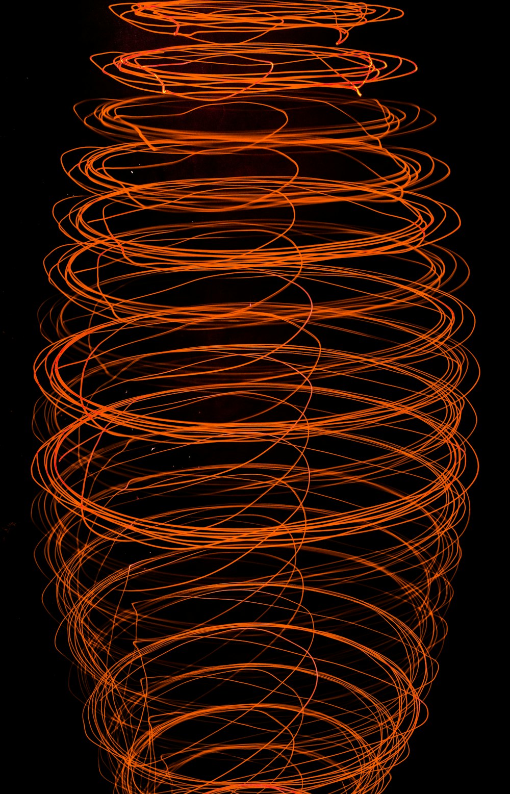 illustrazione a spirale marrone e nera