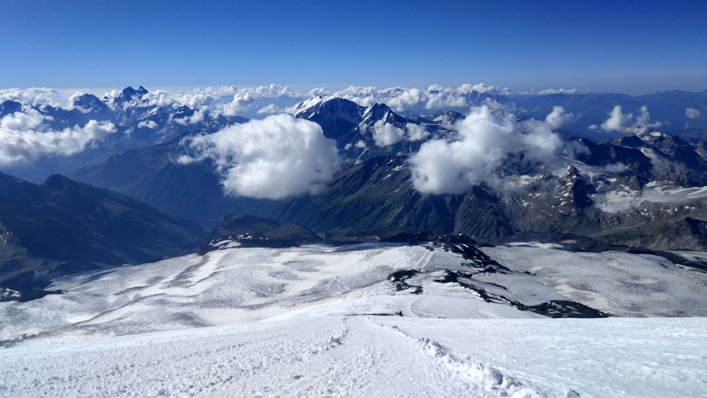 montanha coberta de neve sob o céu azul durante o dia