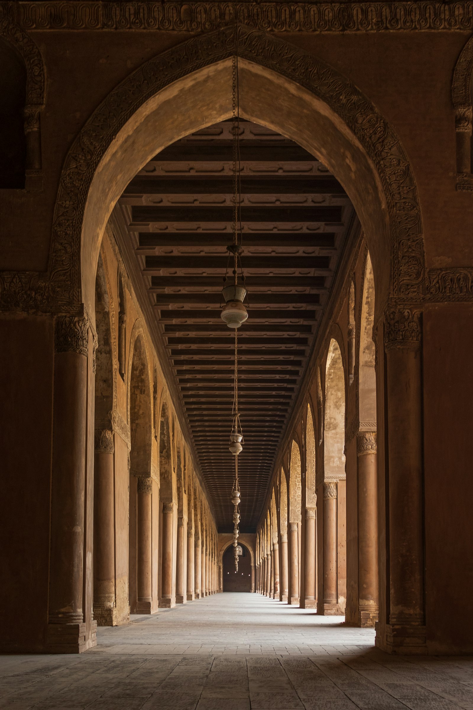 Panorama del quartiere islamico del Cairo con minareti e cupole medievali