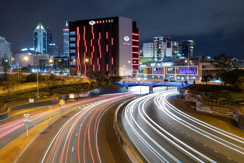 Photographie en accéléré de la ville pendant la nuit