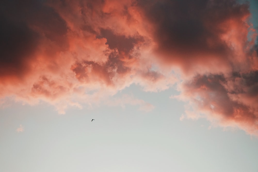 céu nublado laranja e azul