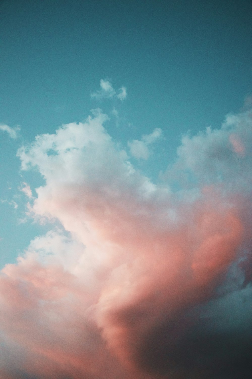 昼間の白い雲と青い空