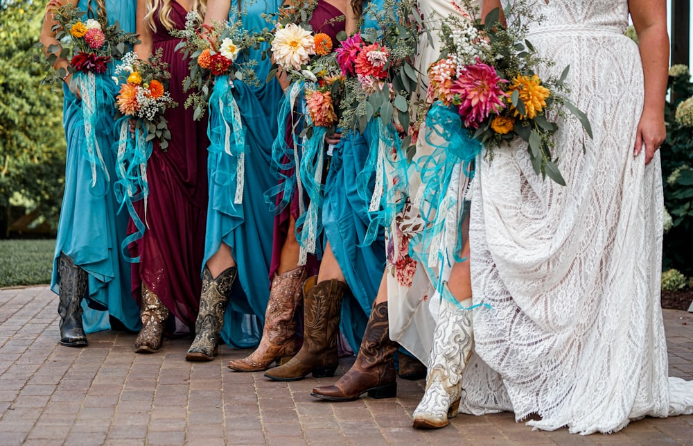 Personas con vestimenta tradicional azul y blanca caminando por la acera durante el día