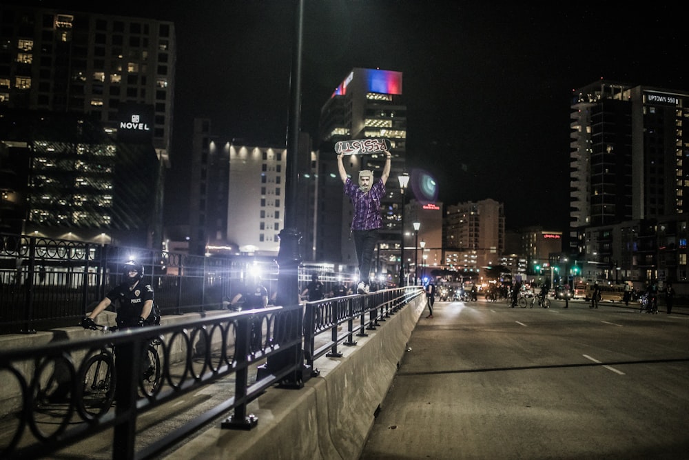 valla de metal negro cerca de los edificios de la ciudad durante la noche