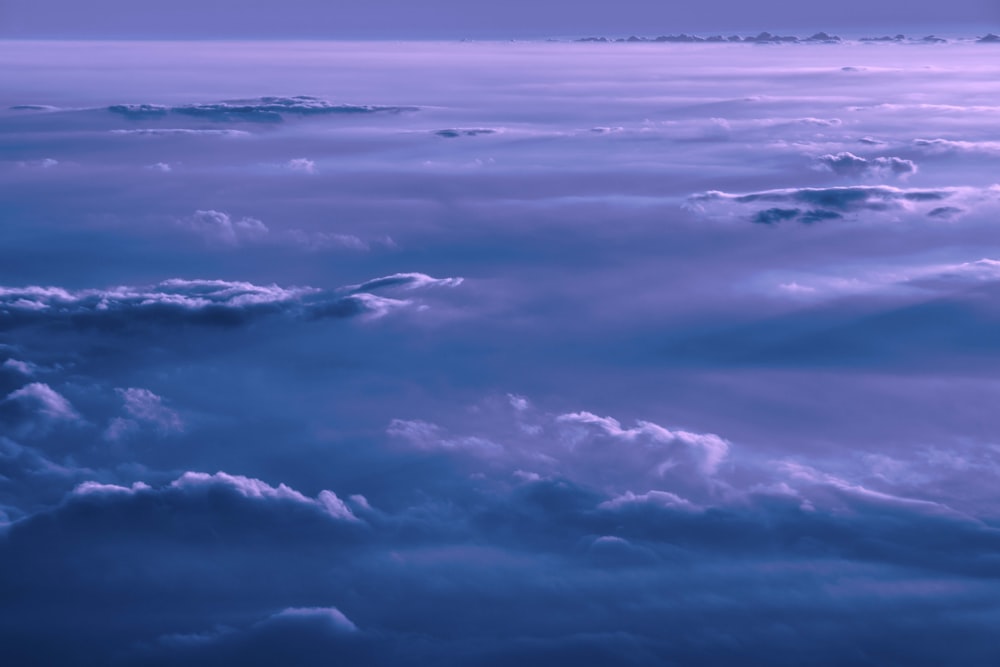 nuages blancs et ciel bleu pendant la journée