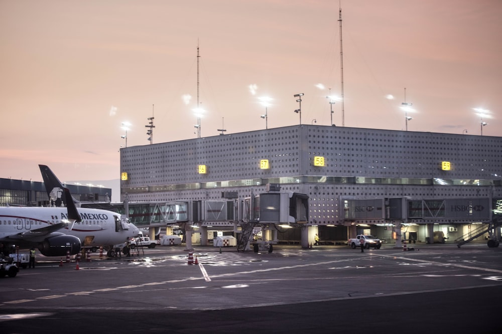 Weißes und blaues Flugzeug bei Sonnenuntergang unterwegs