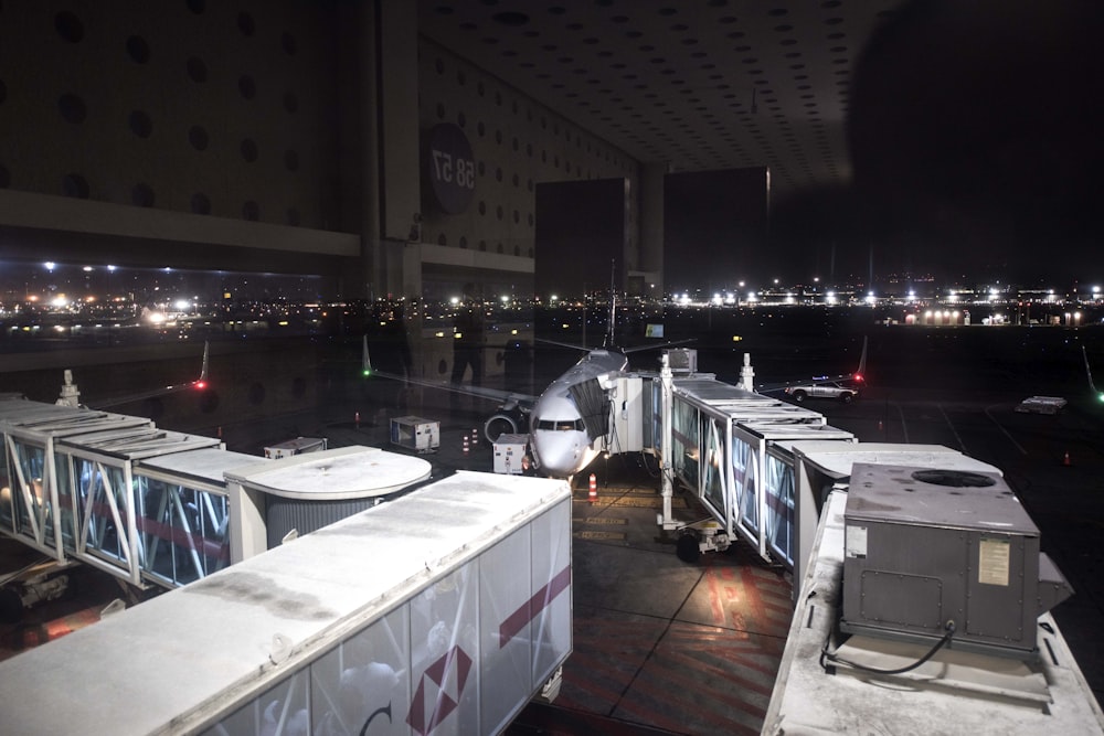 Barco blanco y azul en el muelle durante la noche