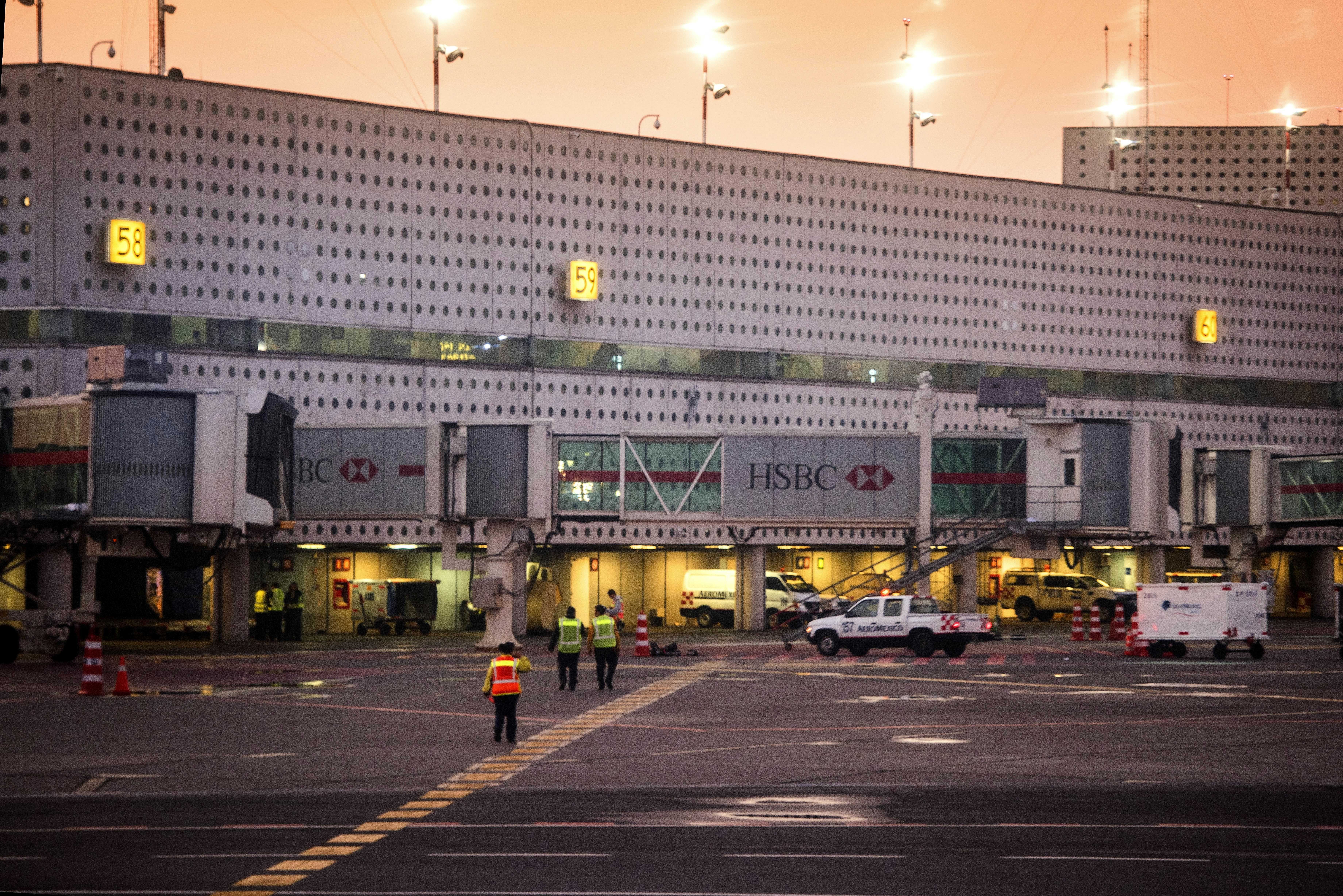 exterior del aeropuerto de la CDMX durante el atardecer.