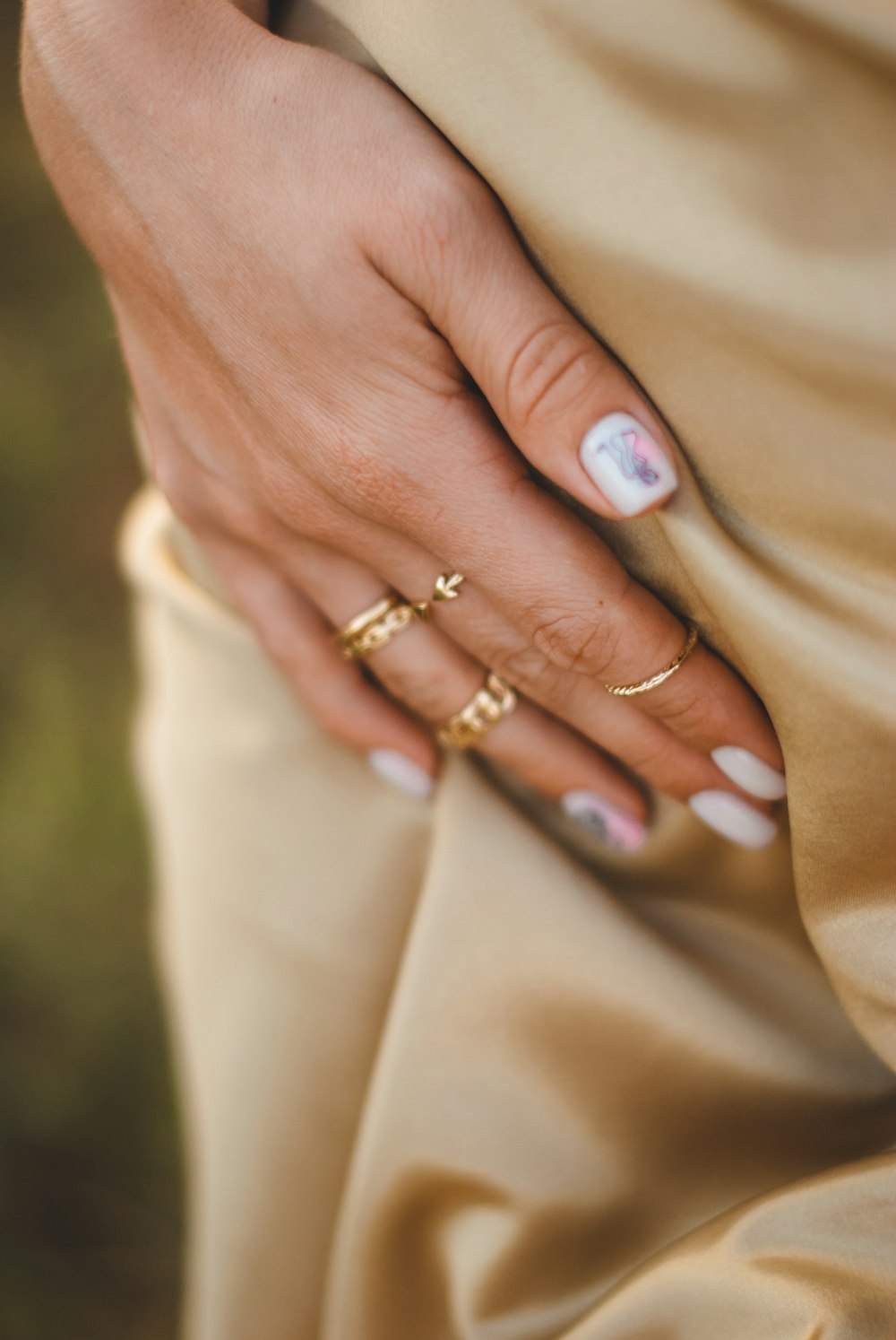 Person, die einen goldenen Ring mit blauem Stein trägt